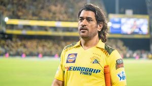 தோனி செய்வது நியாயமே இல்ல.. சொல்வது ஒன்று? செய்வது ஒன்று? அப்படி என்ன தோனிக்கு மட்டும் ஸ்பெஷல்?