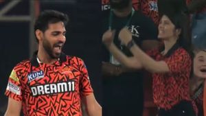 SRH vs RR : பாவமாக நின்ற காவ்யா மாறன்.. கடைசி பந்தில் நடந்த ட்விஸ்ட்.. துள்ளிக்குதித்து கொண்டாட்டம்!
