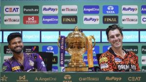 KKR vs SRH : ஐதராபாத் பெயரில் கோப்பையை எழுதுங்க.. போட்டோஷூட்டில் கம்மின்ஸ் எங்கு நிற்கிறார் பாருங்க!