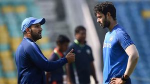 IND vs BAN: செம ட்விஸ்ட்.. ஹர்திக் பாண்டியா கண் முன்பே தோனியின் சிஷ்யனை தயார் செய்த ரோஹித் சர்மா