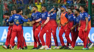 நீங்க இவ்வளவு தூரம் வந்ததே பெருசு.. கண்ணீரை துடைங்க தம்பி.. கதறி அழுத குட்டி ஆர்சிபி ரசிகர்!