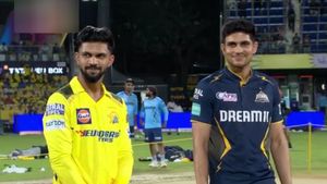 CSK vs GT : எப்புட்றா.. ஒரு வழியாக டாஸ் வென்ற ருதுராஜ்.. சிஎஸ்கே அணியில் நடந்த முக்கிய மாற்றம்!
