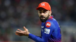 IPL 2024: எல்லை மீறிய கோலி.. ஷாருக்கானை பார்த்து சைகை.. தடை செய்யுமா பிசிசிஐ? பொங்கிய ரசிகர்கள்