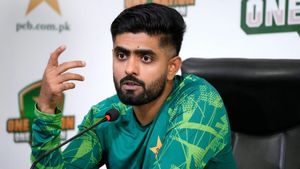 11 வீரர்கள் பாகிஸ்தான் அணியில் இருக்காங்க.. என்னை மட்டுமே குறை சொல்றீங்க.. கோபமான பாபர் அசாம்!