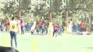 வீடியோ- சிக்சர் அடித்த இளைஞர்.. அடுத்த பந்தே மயங்கி விழுந்து உயிரிழப்பு