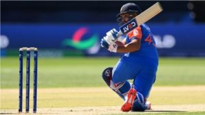 IND vs IRE: வலியில் துடித்த ரோஹித் சர்மா.. அவசர அவசரமாக மைதானத்தை விட்டு வெளியேற்றம்.. என்ன நடந்தது?