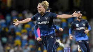 T20 World Cup: 2633 டி20 போட்டிகளில் எந்த வீரரும் செய்யாத மெகா சாதனை.. நமீபியா வீரரால் மிரண்ட ஓமன்