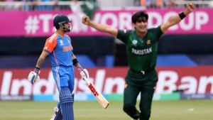 IND vs PAK: கோலி செய்த செயல்.. துள்ளிக் குதித்த பாகிஸ்தான் வீரர்.. உறைந்து போன இந்திய ரசிகர்கள்