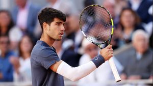 பிரெஞ்ச் ஓபன் 2024- 21 வயதில் புதிய சாதனை- முதல் முறையாக சாம்பியனான அல்காரஸ்! ஸ்வெரேவ் போராடி தோல்வி 