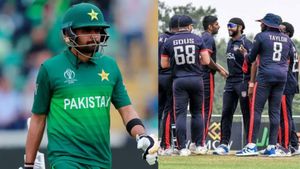 என்ன டா நடக்குது! 26 ரன்களுக்கு 3 விக்கெட் இழந்த பாகிஸ்தான்.. அலறவிட்ட அமெரிக்கா.. காப்பாற்றிய பாபர்