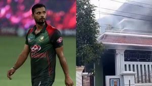 வங்கதேச கிரிக்கெட் அணியின் முன்னாள் கேப்டன் வீட்டுக்கு தீ வைத்த போராட்டக்காரர்கள்.. என்ன நடந்தது?