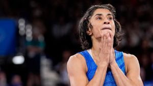 Vinesh Phogat - வினேஷ் போகத்துக்கு வெள்ளி பதக்கம் தர மாட்டோம்.. மல்யுத்த சம்மேளனம் எதிர்ப்பு