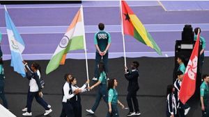 பாரிஸ் ஒலிம்பிக் 2024 நிறைவு விழா.. பிரியா விடை அளித்த மக்கள்.. லாஸ் ஏஞ்சலஸிடம் கொடி ஒப்படைப்பு