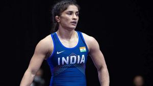 Vinesh Phogat - கதறி அழுத மாமா! 100 கிராம் எடைக்கு அனுமதிப்பாங்க.. அடுத்த முறை பதக்கம் வெல்வார்