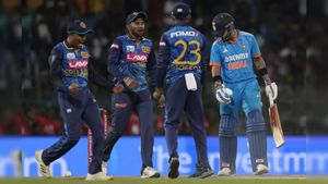 27 விக்கெட்ஸ்.. கிரிக்கெட் வரலாற்றிலேயே நடக்காத சம்பவம்.. இந்திய அணியை அவமானப்படுத்திய இலங்கை அணி!