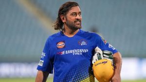 IPL - சிஎஸ்கே செய்வது பெரிய தவறு.. தோனிக்காக ஒரு இளம் வீரரின் வாழ்க்கையை கெடுப்பதா?