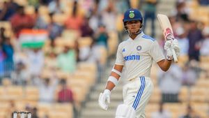 ஆட்டம் முடிந்த 15 நிமிடங்கள்.. கையில் பேட்டுடன் வந்த ஜெய்ஸ்வால்.. சேப்பாக்கத்தில் வியந்த ரசிகர்கள்!