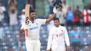 147 ஆண்டுக்கால டெஸ்ட் கிரிக்கெட்டில் அஸ்வின் மாபெரும் சாதனை.. WI ஜாம்பவான் சாதனையும் தகர்ப்பு