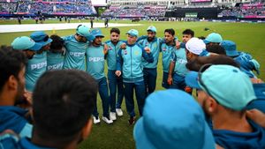 ஆலமர பஞ்சாயத்து போல் மாறிய பாகிஸ்தான் கிரிக்கெட் வாரியம்.. அடிதடி வீரர்களுக்கு பறந்த எச்சரிக்கை