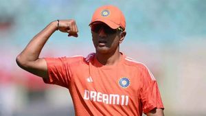 ஆட்டத்தை தொடங்கிய மும்பை அணி.. பவுலிங் பயிற்சியாளராக வரும் ராகுல் டிராவிட் நண்பர்.. மலிங்கா நீக்கம்?