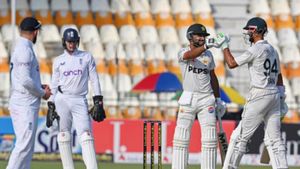 PAK vs ENG: எட்டாம் வரிசை வீரர் அடித்த செஞ்சுரி.. இங்கிலாந்தை கதற விட்ட பாகிஸ்தான்