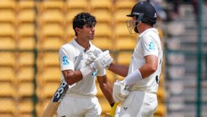 IND vs NZ: பாட்டி ஊரில் வெறியாட்டம் ஆடிய நியூசிலாந்து வீரர் ரச்சின் ரவீந்திரா.. 2வது டெஸ்ட் சதம்