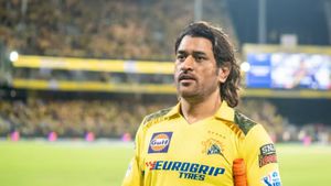 IPL 2025- பொட்டு வச்ச தங்கக் குடம்! சிஎஸ்கேக்கு மீண்டும் வருகிறார் தோனி..ஆர்சிபிக்கு இருக்கு கச்சேரி