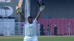 Sarfaraz khan படைத்த புதிய சாதனை.. 34 ஆண்டுக்கு முன்பு ரவி சாஸ்த்ரி படைத்த சாதனை முறியடிப்பு
