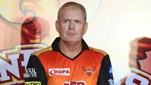 IPL 2025 - காவ்யா மாறனுக்கு எதிராக கருத்து தெரிவித்த SRH முன்னாள் பயிற்சியாளர்.. தோனிக்கு திடீர் ஆதரவு