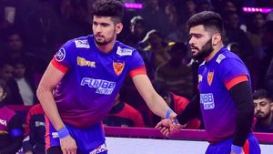 Pro Kabaddi: மும்பையை சோதித்த ஆஷு மாலிக்.. முதல் ஆட்டத்திலேயே 10 புள்ளிகள்.. டெல்லி தரமான சம்பவம்!