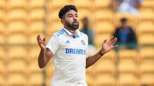 IND vs NZ - தொடர்ந்து சொதப்பும் சிராஜ்.. கோலியின் தயவால் அணியில் நீடிக்கிறாரா?