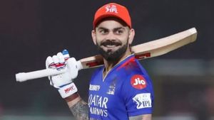 IPL 2025 - புதிய விதியால் கோலியின் சம்பளம் உயர வாய்ப்பு.. குறைகிறது ஆஸி. வீரரின் ஊதியம்.. RCB அதிரடி