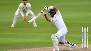 Pak vs Eng - 17 இன்னிங்ஸ்களாக தடுமாறும் பாபர் அசாம்.. பாகிஸ்தான் அணியை காப்பாற்றிய 24 வயது வீரர்