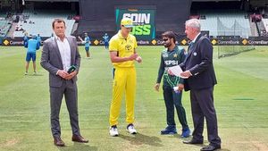 PAK vs AUS: தடுமாறிய பாகிஸ்தான்! பாபர் அசாம் உள்ளிட்ட ஒருத்தர் கூட 50 ரன்களை தொடல.. ஆஸி அபார பவுலிங்