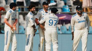 IND vs NZ: ஒரே செஷனில் 8 விக்கெட்டுகள்.. நியூசிலாந்து சோலி முடிஞ்ச்.. தெறிக்கவிட்ட ஜடேஜா, அஸ்வின்!