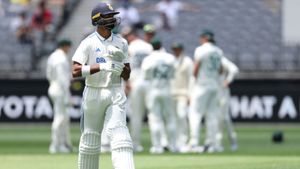 IND vs AUS: இதுக்குதான் இவரை டீம்ல எடுத்தீங்களா.. 23 பந்துகளுக்கு பின் டக் அவுட்.. தேவ்தத் ஏமாற்றம்