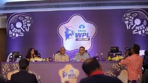 WPL 2025 - மகளிர் பிரீமியர் லீக் ஏலம்- பெங்களூரு, மும்பை உள்ளிட்ட 5 அணிகளின் முழு விவரம்