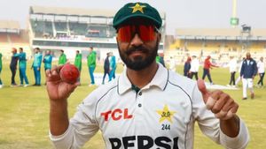 PAK v WI-நானும் ரவுடி தான் பார்த்துக்கோங்க! வெஸ்ட் இண்டீஸை வீழ்த்தி முதல் டெஸ்டில் பாகிஸ்தான் அபாரம்