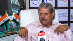 கம்பீர் என்ன மைதானத்தில்லா விளையாடுறாரு? பயிற்சியாளரை கேள்வி கேட்குறீங்க.. கபில்தேவ் கேள்வி
