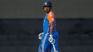 IND vs ENG: இங்கிலாந்து பவுலரால் தலைவலி.. 2 பேருடன் பிளாஸ்டிக் பந்தில் பயிற்சி செய்த சஞ்சு சாம்சன்