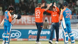 இந்தியா vs இங்கிலாந்து: ஒரே ஓவரில் 3 விக்கெட்.. சாம்சன், சூர்யகுமார், திலக் அடுத்தடுத்து அவுட்.. என்ன நடக்குது?