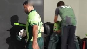 IND vs PAK: பாதி போட்டியிலேயே கதறி அழுத பாகிஸ்தான் வீரர்.. தவித்த சக வீரர்கள்.. என்ன நடந்தது?