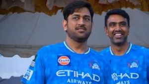 தோனி - அஸ்வின் கொண்டாட்டம்.. சிஎஸ்கே முகாமில் பிறந்தநாள் கொண்டாட்டம்.. குஷியில் ரசிகர்கள்