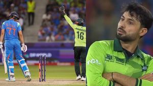 IND vs PAK: ஓவர் ஸீன் போட்ட பாகிஸ்தான் ஸ்பின்னர்.. மேட்ச் முடிந்த உடன் வெளுத்து விட்ட ரசிகர்கள்