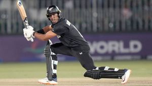 NZ vs BAN: நீயெல்லாம் மனுஷனே இல்லை.. நியூசிலாந்து வீரர் ரச்சின் மிரள வைக்கும் செஞ்சுரி ரெக்கார்டு
