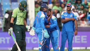 IND vs PAK: டெஸ்ட் மேட்ச் ஆடிய பாகிஸ்தான்.. 241க்கு ஆல் அவுட்.. இப்படி பவுலிங் போட்டா என்ன பண்றது?