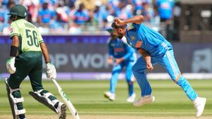 IND vs PAK: அவசர அவசரமாக ஆடுகளத்தை விட்டு வெளியேறிய ஷமி.. ஓடி வந்த பிசியோதெரபிஸ்ட்.. என்ன நடந்தது?