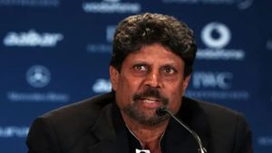 மனைவிகளை வீரர்கள் கிரிக்கெட் சுற்றுப் பயணம் போது அழைத்து வரலாம்.. ஆனால் இது முக்கியம்-கபில்தேவ்