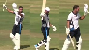 AB de villiers- நீ எல்லாம் மனுசனா? 28 பந்துகளில் சதம் அடித்த டிவில்லியர்ஸ்.. 15 சிக்சர்ஸ்,0 பவுண்டரி