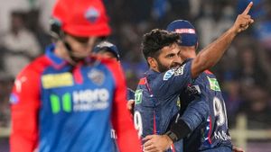 IPL 2025: முதல் ஓவரிலேயே சோலி முடிந்தது.. அரண்டு போன டெல்லி.. Unsold முன்னாள் சிஎஸ்கே வீரர் சம்பவம்